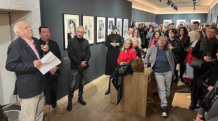Michael Friedel kam zur Eröffnung der Ausstellung "Michael Friedel: Sternstunden" in der Lecia Galerie  (©Foto: Martin Schmitz)